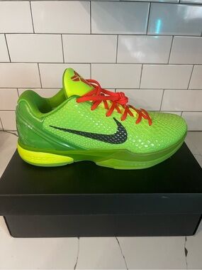 Men’s Grinch Size 14.